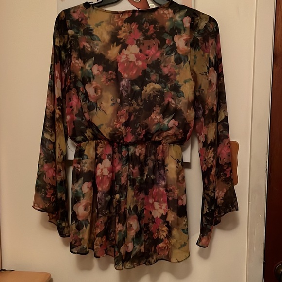 Nice jumpsuit . Flower colors never worn. - Picture 4 of 4